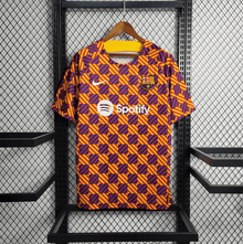 Camiseta de entrenamiento naranja, azul y roja del Barcelona 2023/24