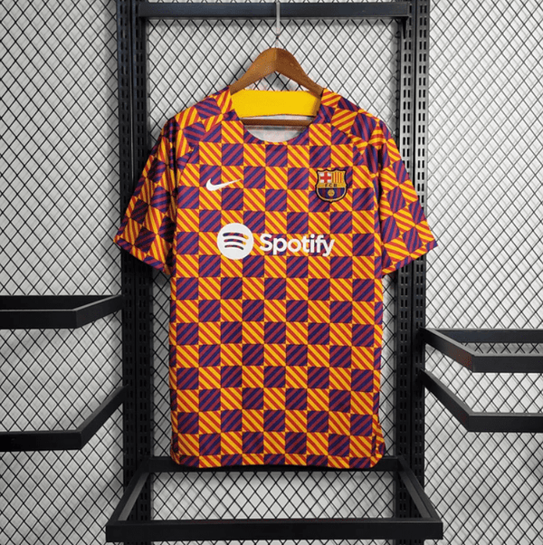 Camiseta de entrenamiento naranja, azul y roja del Barcelona 2023/24