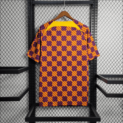Camiseta de entrenamiento naranja, azul y roja del Barcelona 2023/24