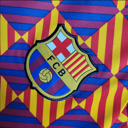 Camiseta de entrenamiento naranja, azul y roja del Barcelona 2023/24