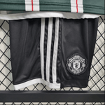 Kit infantil del Manchester United 23/24