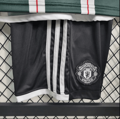 Kit infantil del Manchester United 23/24