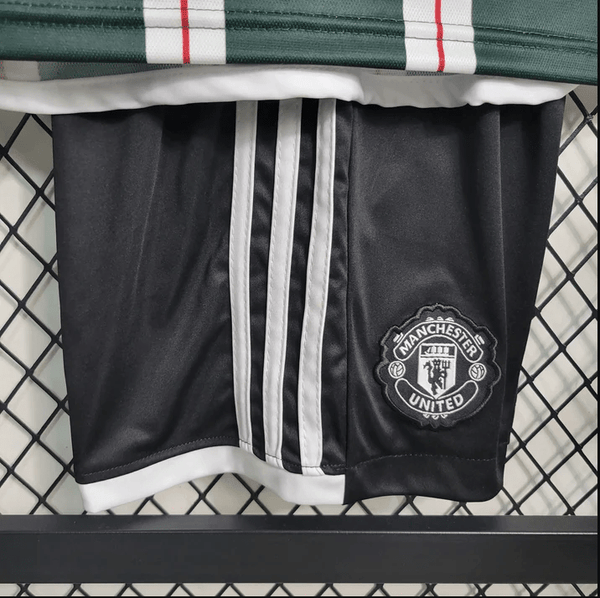Kit infantil del Manchester United 23/24