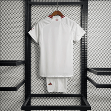 Kit infantil del Manchester United 23/24