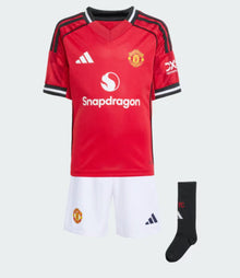 Kit infantil del Manchester United 2025/26