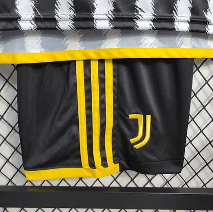 Kit local para niños de la Juventus 23/24