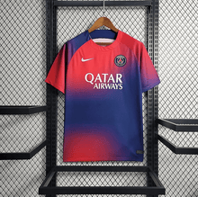 Camiseta de entrenamiento roja y azul del PSG 2023/24