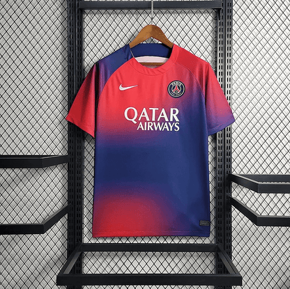 Camiseta de entrenamiento roja y azul del PSG 2023/24
