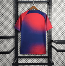 Camiseta de entrenamiento roja y azul del PSG 2023/24