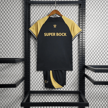 Kit infantil CR7 Sporting 2023/24