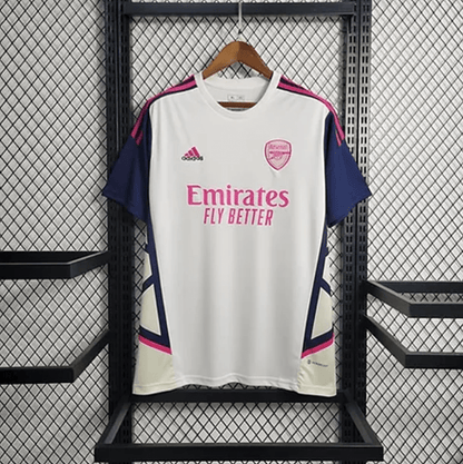 Camiseta de entrenamiento blanca y rosa del Arsenal 2023/24